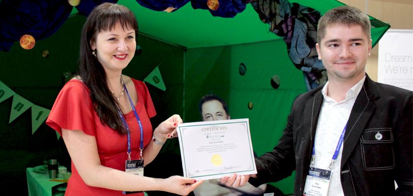 Анастасия вручает сертификат 